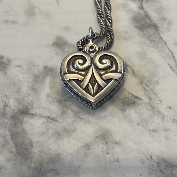 Vintage- Brighton twisted chain with heart pendant that opens with case - Picture 4 of 12